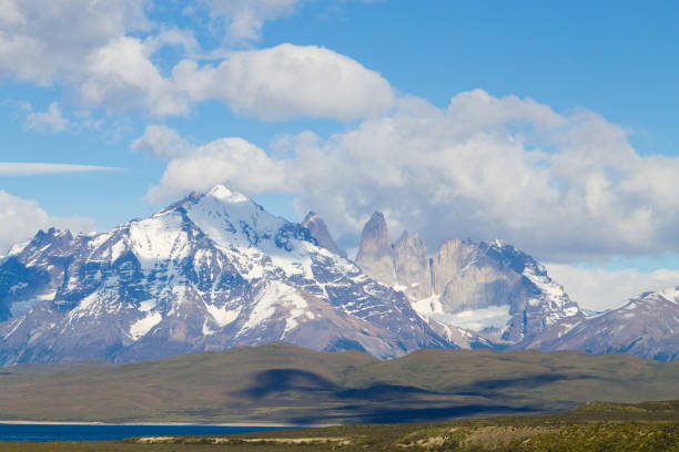 サルミエント湖の景色,トーレス・デル・パイネ,チリ - mt sarmiento ストックフォトと画像