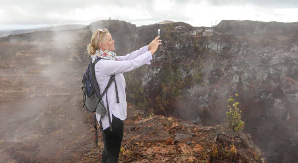 mujer explora el borde del volcán mauna ulu - crater rim fotografías e imágenes de stock