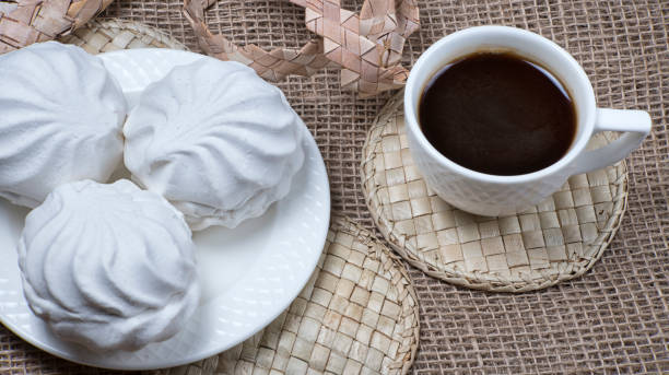guimauves maison et tasse à café. bannière avec des biscuits de meringue sur le fond naturel de sackcloth. - coffee sack photos et images de collection