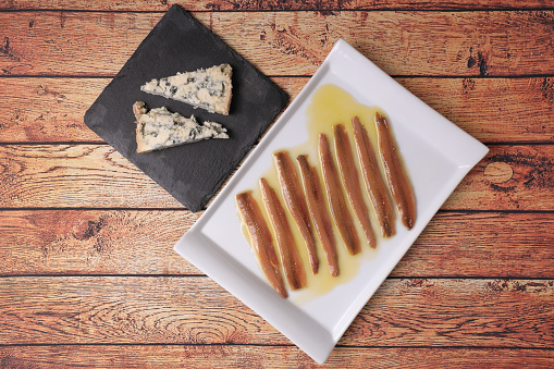 Porción de anchoas de Santoña en aceite de oliva con queso Picón (queso Desales) photo