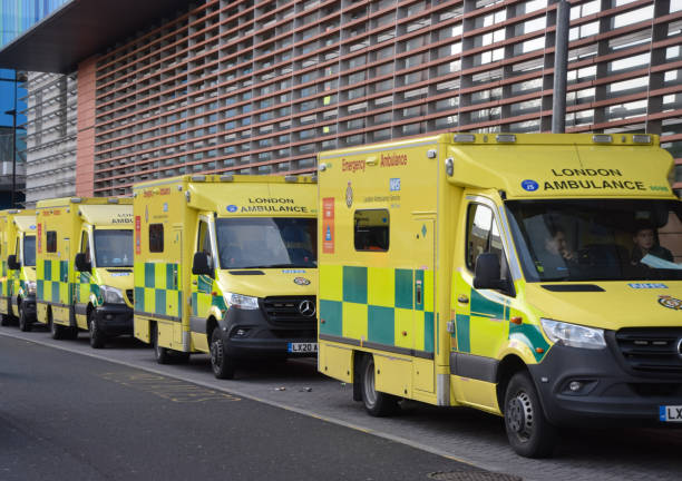 автомобили скорой помощи в королевской больнице лондона - emergency room flash стоковые фото и изображения