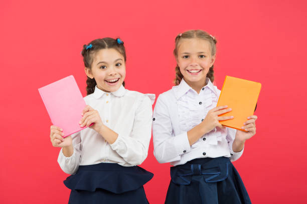 papeterie scolaire. acheter de la papeterie mignonne pour s’amuser à étudier. des filles célèbres pour leur obsession de la papeterie. livre de tenir d’uniforme d’école d’enfants de filles. bloc-notes de journal d’exposition d’écolière.  - school supplies child back to school book photos et images de collection