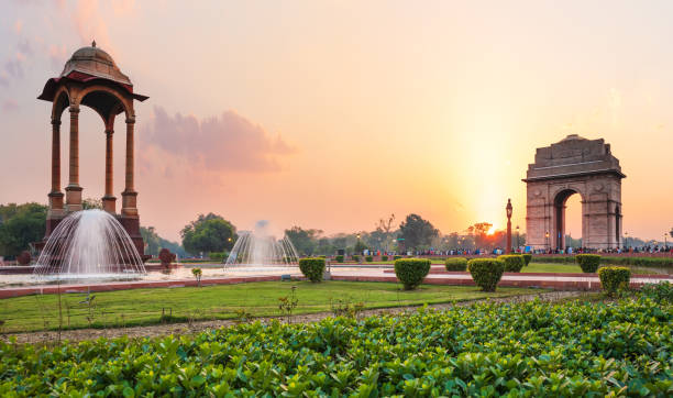 il baldacchino e la porta dell'india al tramonto a nuova delhi, vista dal national war memorial - india new delhi architecture monument foto e immagini stock