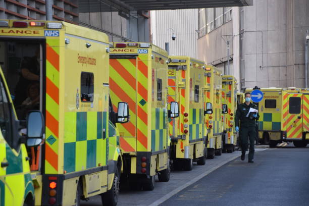 krankenwagen im royal london hospital - medical occupation flash stock-fotos und bilder