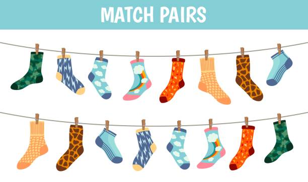 illustrations, cliparts, dessins animés et icônes de jeu de chaussettes assorties. puzzle trouver paire. activité de feuille de travail éducative des enfants d’âge préscolaire. chaussettes sur la corde à linge. match sock patterns vecteur - différence dâge