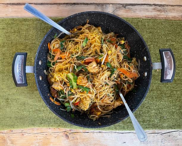 istock Chicken Singapore style stir fry 1299477586