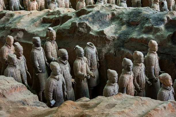 中国西安のテラコッタ軍の発掘彫刻 - terracotta soldiers xian terracotta emperor ストックフォトと画像