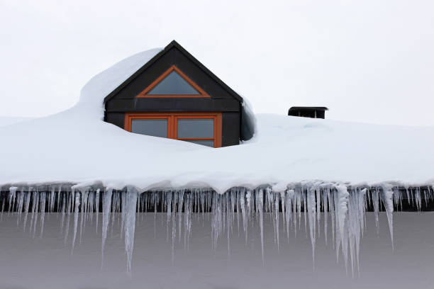 large dangerous icicles and a roof avalanche on a house roof in winter - roof tile architectural detail architecture and buildings built structure imagens e fotografias de stock