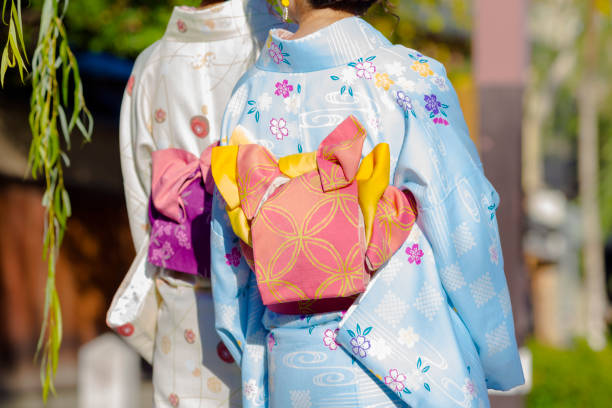 京都市の通りを歩く日本の伝統的な絹の着物の女性芸者。水平画像 - 祇園 ストックフォトと画像