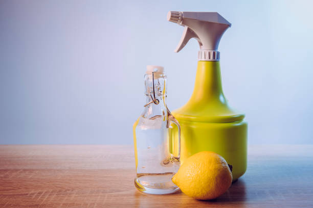 concepto de productos de limpieza de vinagre blanco. botella de spay con solución de limpieza, mucho espacio de copia. - vinagre fotografías e imágenes de stock