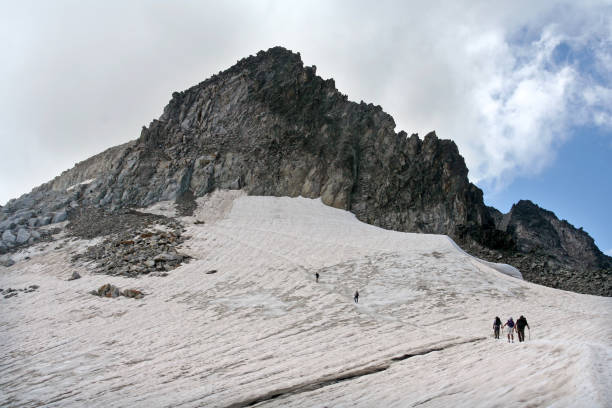 istock Mountaineers climbing at Mount Pico de Aneto 1299497731