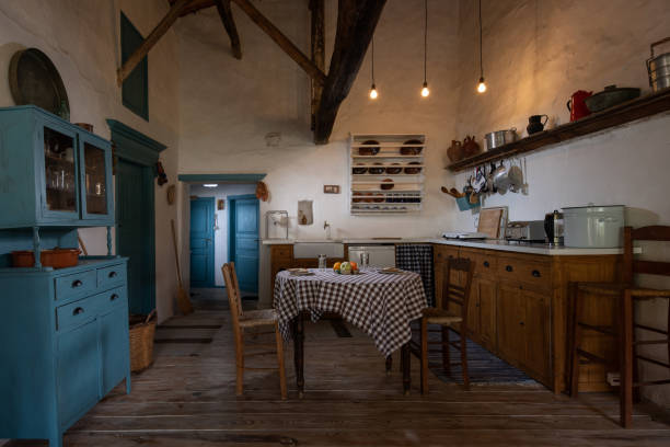 traditionelles interieur der alten dorfküche in historischem landhaus mit stuckwänden, holzbalken, eichenholzmöbeln, vintage-küchenutensilien - greek revival style stock-fotos und bilder