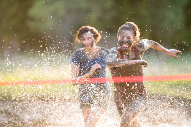 courez aussi vite que vous le pouvez - mud run photos et images de collection