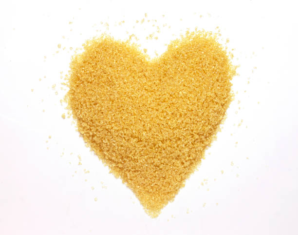 흰색 배경에 고립 된 심장 모양의 갈색 설탕 - wood grain flash 뉴스 사진 이미지