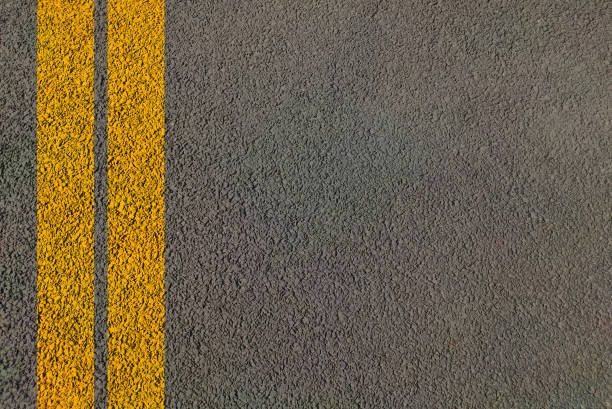 dwie żółte linie malowane w poprzek drogi do prowadzenia ruchu na autostradzie, widok z góry odcinek pasów ruchu na drogach miejskich. - straight road zdjęcia i obrazy z banku zdjęć