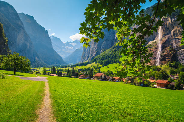 campos verdes e vale lauterbrunnen com cachoeiras espetaculares, suíça - interlaken mountain meadow switzerland - fotografias e filmes do acervo