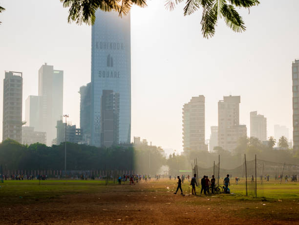 shivaji park, es un parque público reconocido como la cuna del juego de cricket en la india - sport of cricket practicing cricket player net fotografías e imágenes de stock