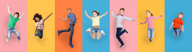 glückliche vielfältige kinder springen posiert über verschiedene bunte hintergründe, collage - hochspringen stock-fotos und bilder