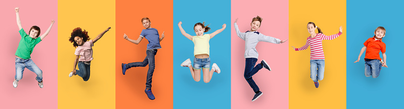 Happy Diverse Kids Jumping Posing sobre diferentes fondos coloridos, Collage photo