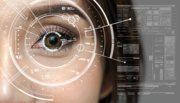 les femmes asiatiques étant la vision futuriste, l’écran numérique de technologie au-dessus du fond de vision d’oeil, la sécurité et la commande dans les accès. surveillance et concept de sefety - biometrics photos et images de collection