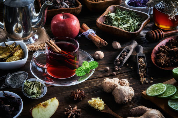 visão de close-up de alto ângulo de infusão de chá quente hibisco com pau de canela em uma xícara em uma mesa rústica - stevia tea herbal tea herb - fotografias e filmes do acervo