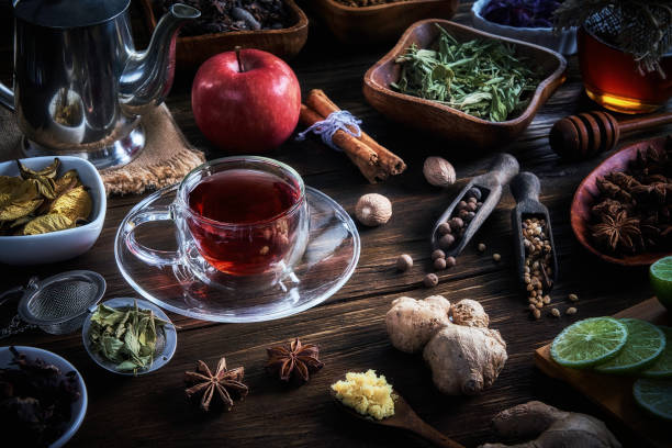 visão de close-up de alto ângulo de infusão de chá quente hibisco em uma xícara em uma mesa rústica - stevia tea herbal tea herb - fotografias e filmes do acervo