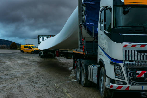 pala de turbina eólica en un camión - personal transportation fotografías e imágenes de stock