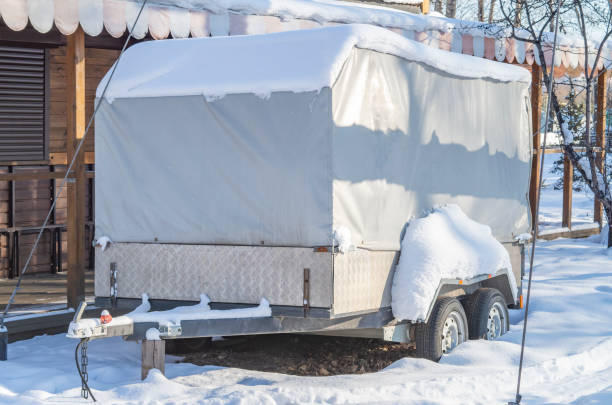 camper camper, rimorchio, camper parcheggiato vicino casa sotto la neve in inverno - covered truck foto e immagini stock