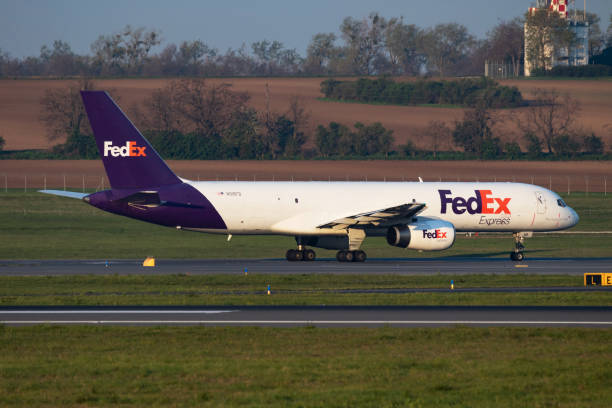 FedEx Boeing 757-200 N918FD cargo plane departure and take off at Vienna International Airport Vienna / Austria - April 18, 2019: FedEx Boeing 757-200 N918FD cargo plane departure and take off at Vienna International Airport boeing 757 stock pictures, royalty-free photos & images