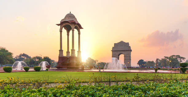 o portão da índia e o dossel ao pôr do sol em nova deli, vista do memorial nacional da guerra - new delhi india night government - fotografias e filmes do acervo