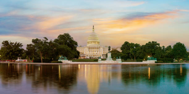 il campidoglio degli stati uniti d'america all'alba e al tramonto. - capitol hill voting dome state capitol building foto e immagini stock