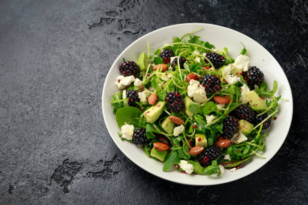 insalata di mora con verdure, mandorle, feta, avocado e formaggio feta - plate salad leaf vinegar foto e immagini stock