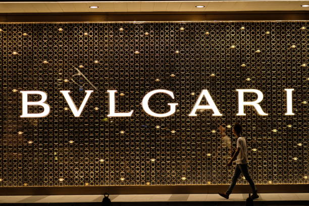 young man walking past bvlgari's store - bulgari imagens e fotografias de stock