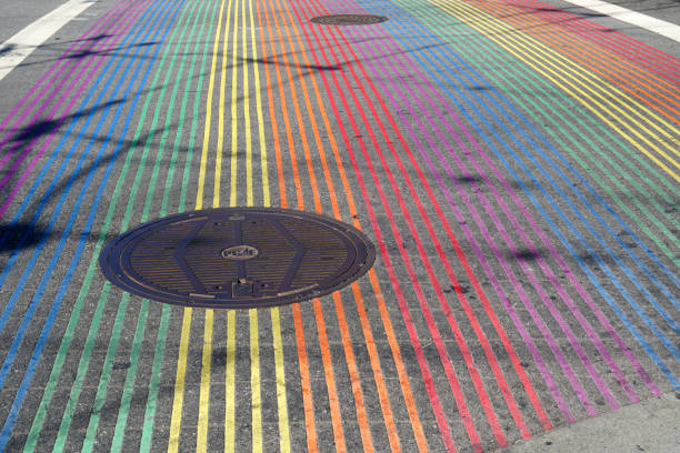 rainbow crosswalk all'incrocio delle strade di castro a san francisco, california stati uniti d'america - castro district è famoso per lgbt - castro foto e immagini stock
