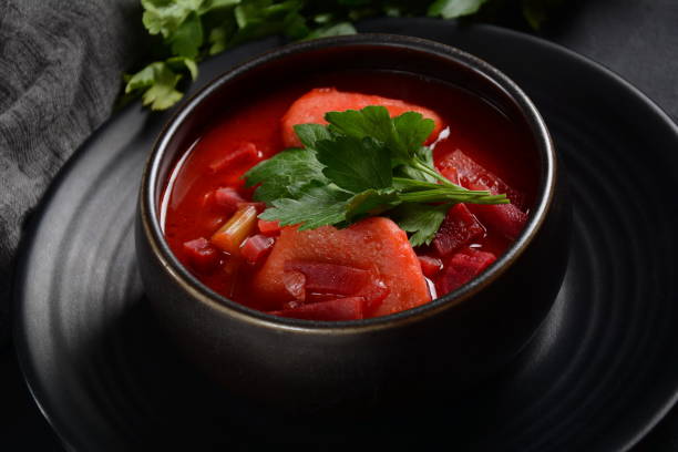 Hot red beet Kubbeh soup, a famous middle eastern dumplings soup dish, served in a bowl. A Jewish-Iraqi traditional matfuniya winter soup. Levantine dish made of bulgur, minced onions, ground beef sopa de remolacha roja caliente kubbeh, un famoso plato de sopa de albóndigas de oriente medio, servido en un tazón. una sopa de invierno tradicional de la estera- judía-iraquí. plato levantino hecho de bulgur, cebolla picada, carne molida