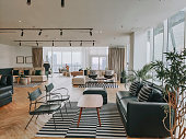 interieur-des-co-sharing-office-lounge-bereichs-lot-in-der-tageszeit.jpg?b=1&s=170x170&k=20&c=X3y3LiN65mu2UfJ_hGqeJHby-83Y1_1Vt60WAsjZPzA=
