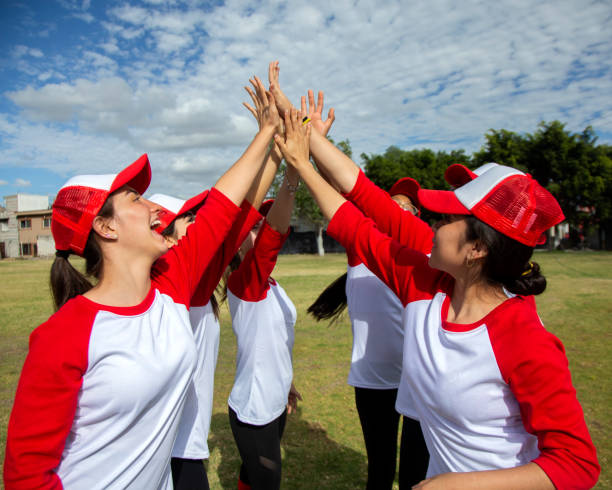 femenil baseball-team, feiern - baseball und softball nachwuchsliga stock-fotos und bilder