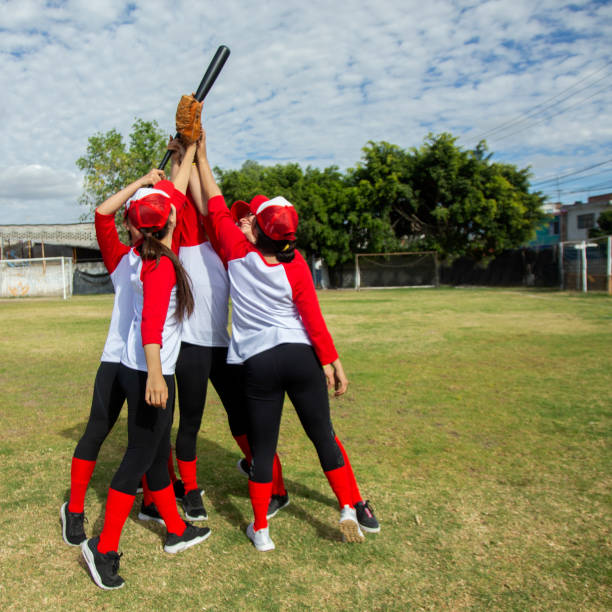 femenil baseball-team, feiern - baseball und softball nachwuchsliga stock-fotos und bilder