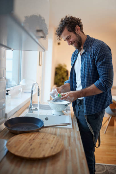 hombre soltero lavando los platos - equipment housework remote domestic kitchen fotografías e imágenes de stock