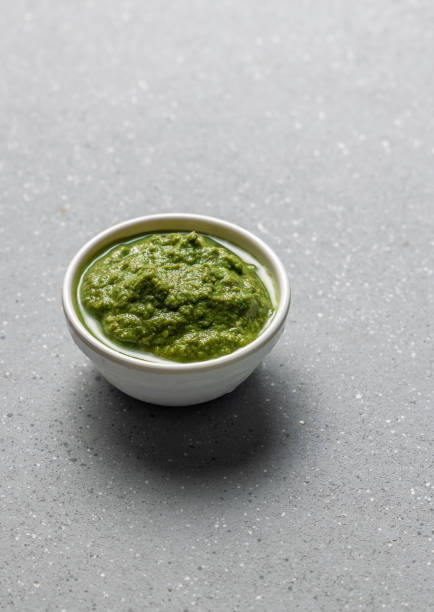 green coriander chutney in white bowl - chutney imagens e fotografias de stock