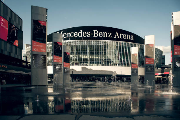 the mercedes-benz arena and a fountain in front - berlin germany house spree river urban scene imagens e fotografias de stock