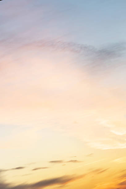 taille verticale de rapport du fond de coucher du soleil. ciel avec des nuages de couleur pastel doux et flous. nuage de gradient sur la station balnéaire. nature. sunrise.  matin paisible. style tonique instagram - pastel colored sky ethereal softness photos et images de collection