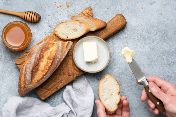 pan artesanal blanco y mantequilla - ciabatta fotografías e imágenes de stock