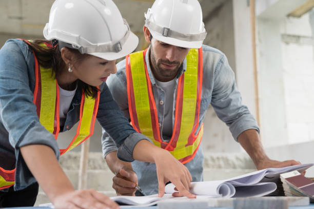 trabajar de ingeniero en el sitio de construcción hablando y discutiendo sobre el documento. inspector de sitio de trabajo en equipo y discutir juntos - engineer architect building contractor team fotografías e imágenes de stock