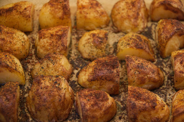 구운 감자 를 요리 - prepared potato oven roasted potatoes roasted 뉴스 사진 이미지