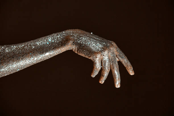 серебряный сверкающий боди-арт, крупным планом женской руки, рука женщины в блестки, по уходу за кожей концепции - body glitter стоковые фото и изображения