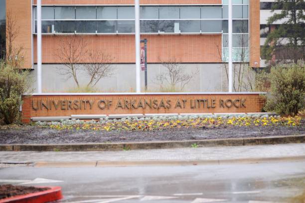 universidad de arkansas en little rock sign - universidad de arkansas fotografías e imágenes de stock