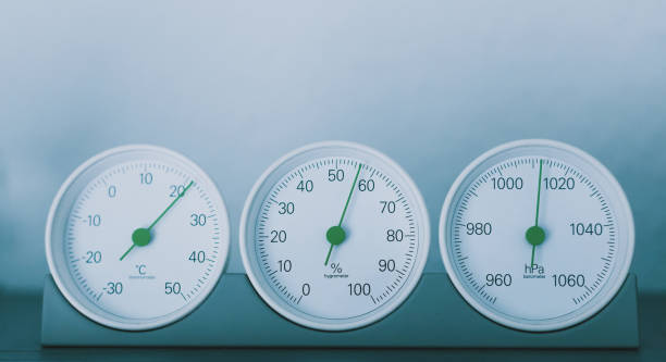 barómetro redondo, termómetro, higrómetro. dispositivo analógico para medir la medición de la presión atmosférica, la humedad y la temperatura. - barometer meteorology gauge forecasting fotografías e imágenes de stock