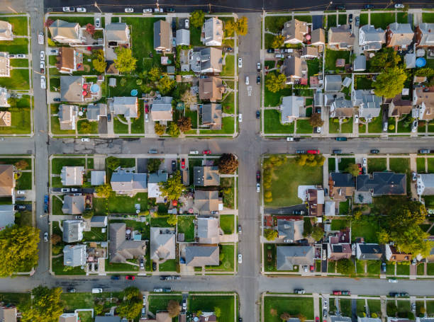 paesaggio stagionale panoramico dall'alto vista aerea di una piccola città nella campagna cleveland ohio us - townhouse apartment midwest usa house foto e immagini stock