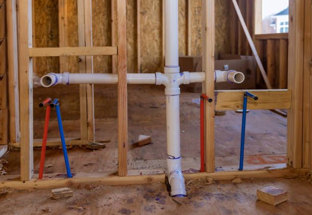 istock Home construction with hot and cold blue and red pex pipe layout in pipes new bathtub house PVC waste water system 1299658717